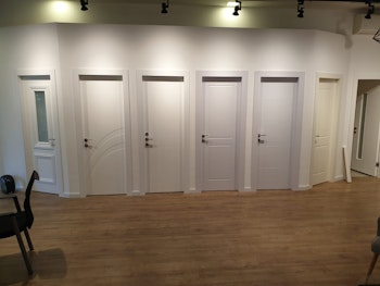 אולם תצוגה- דלתות פנים