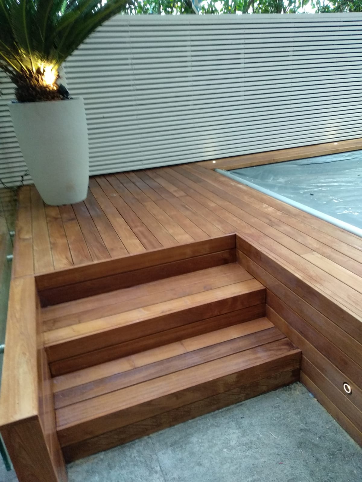 התקנת דק מסביב לבריכות שחיה