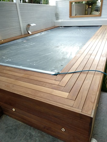 התקנת דק מסביב לבריכות שחיה