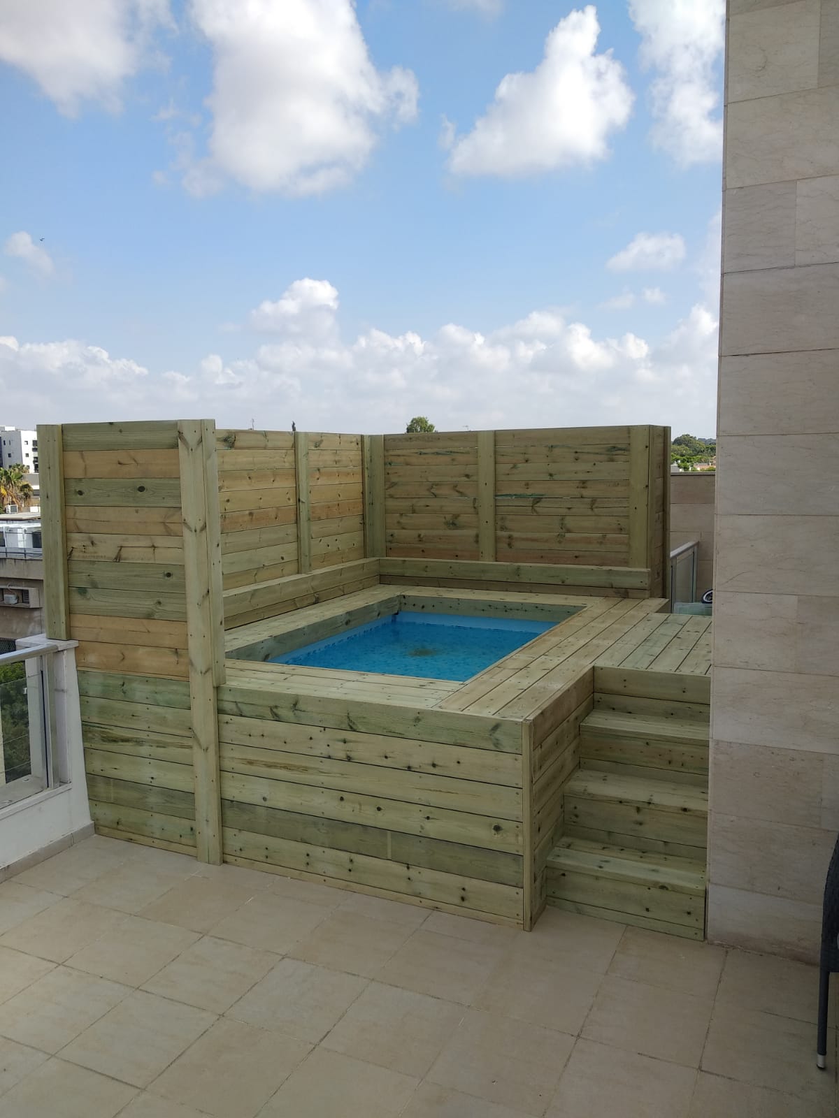 התקנת דק סביב בריכת שחיה