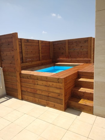 התקנת דק סביב בריכת שחיה