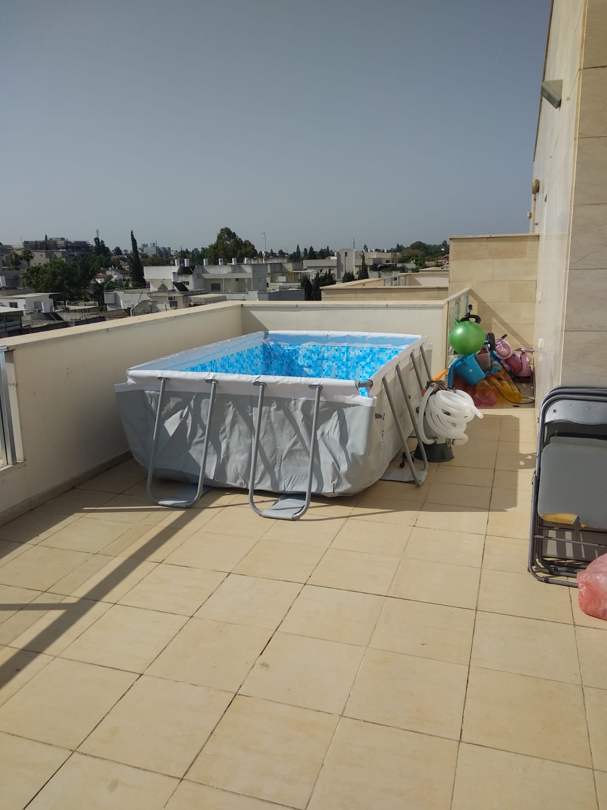 התקנת דק סביב בריכת שחיה