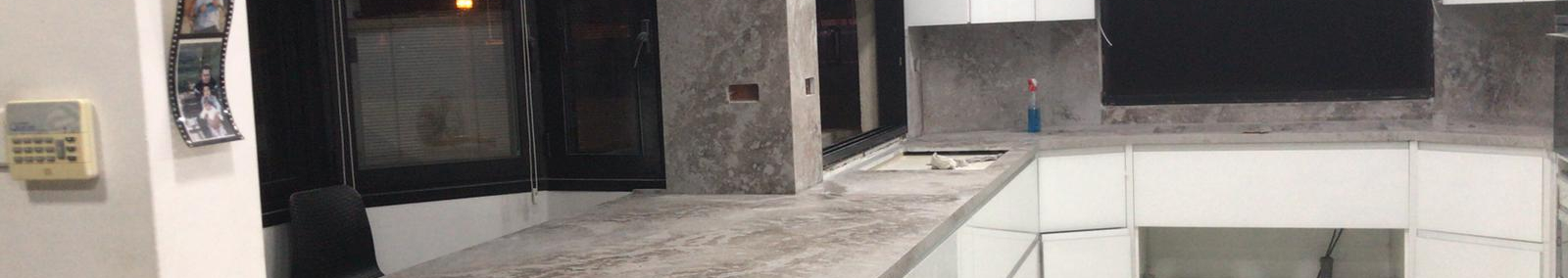 צילום מעבודה של האחים אסי - יצור והתקנת שיש