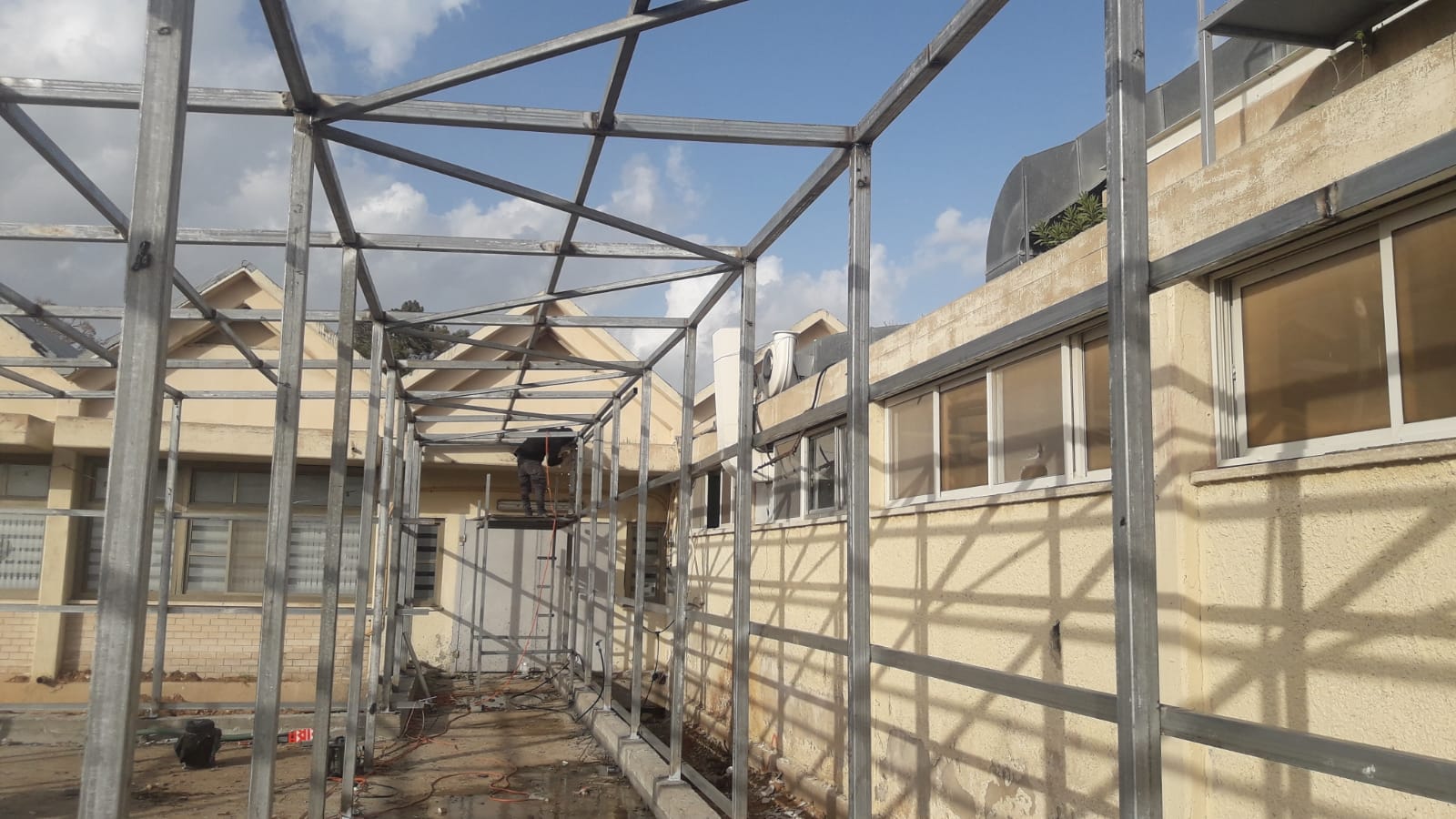 בניה קלה בבסיס צבאי