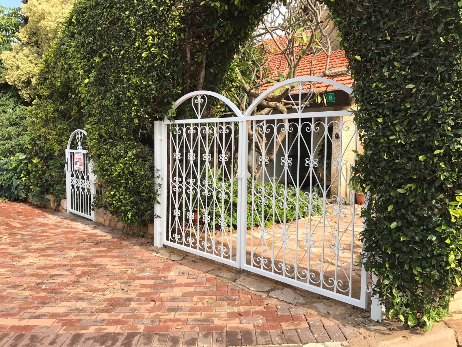 בניית שער ברעננה