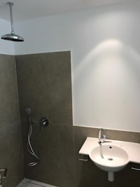 מקלחת ושירותים קומפלט - תל אביב