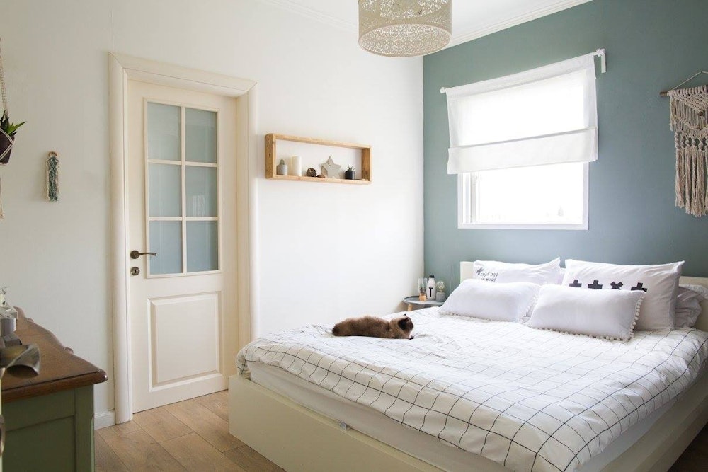 מיטה לבנה רחבה בחדר השינה