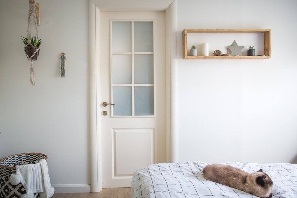 חדר השינה עם קיר מרכזי בכחול-אפור מעושן