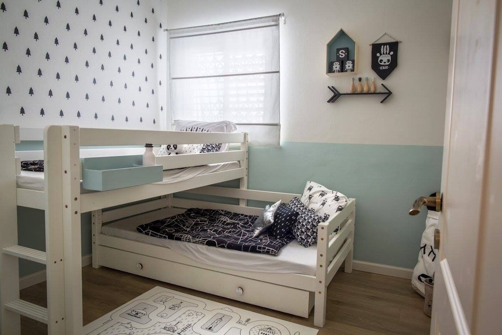 חדר ילדים בצבעי שחור, לבן ומנטה.