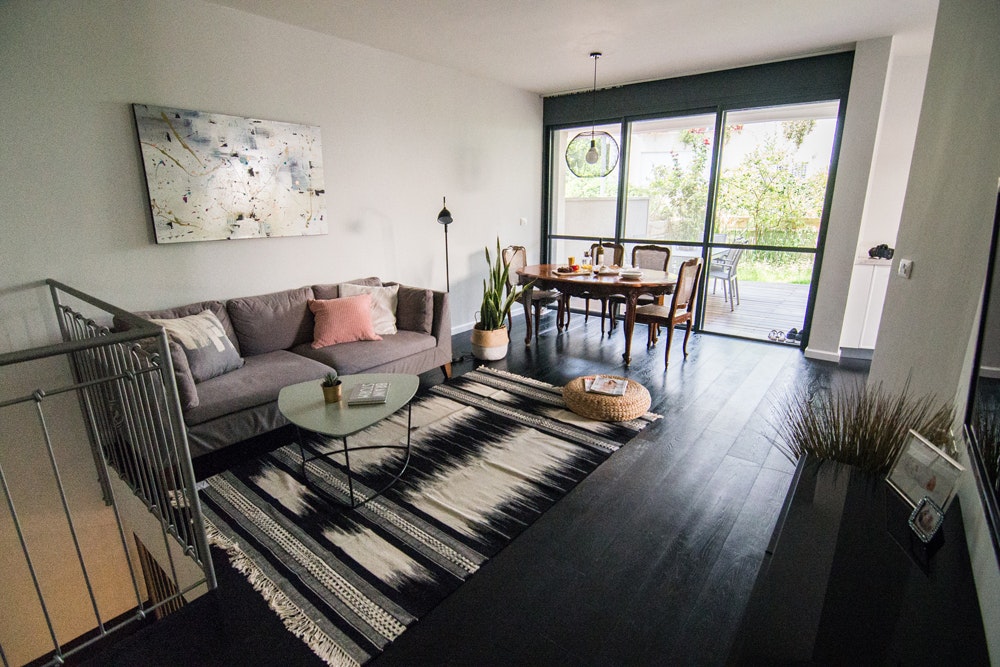 סלון במונוכרומטיות של שחור-לבן-אפור המרוככת בוורוד-אפרסק.