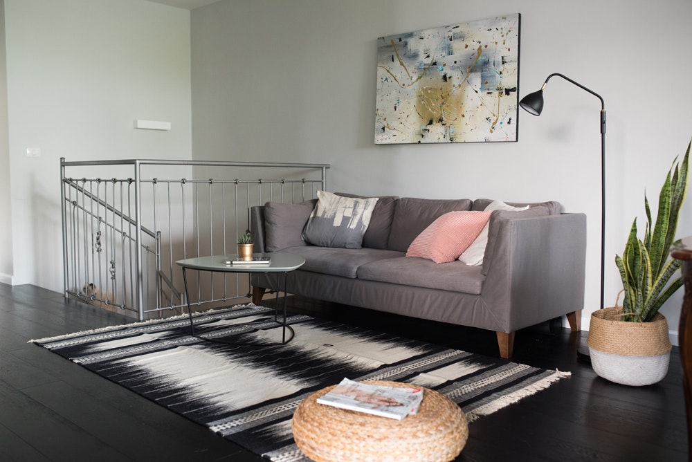 סלון עם ספה אפורה.