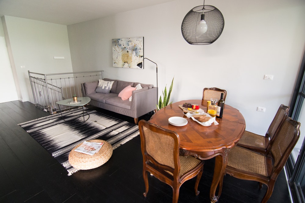 סלון ופינת אוכל. 