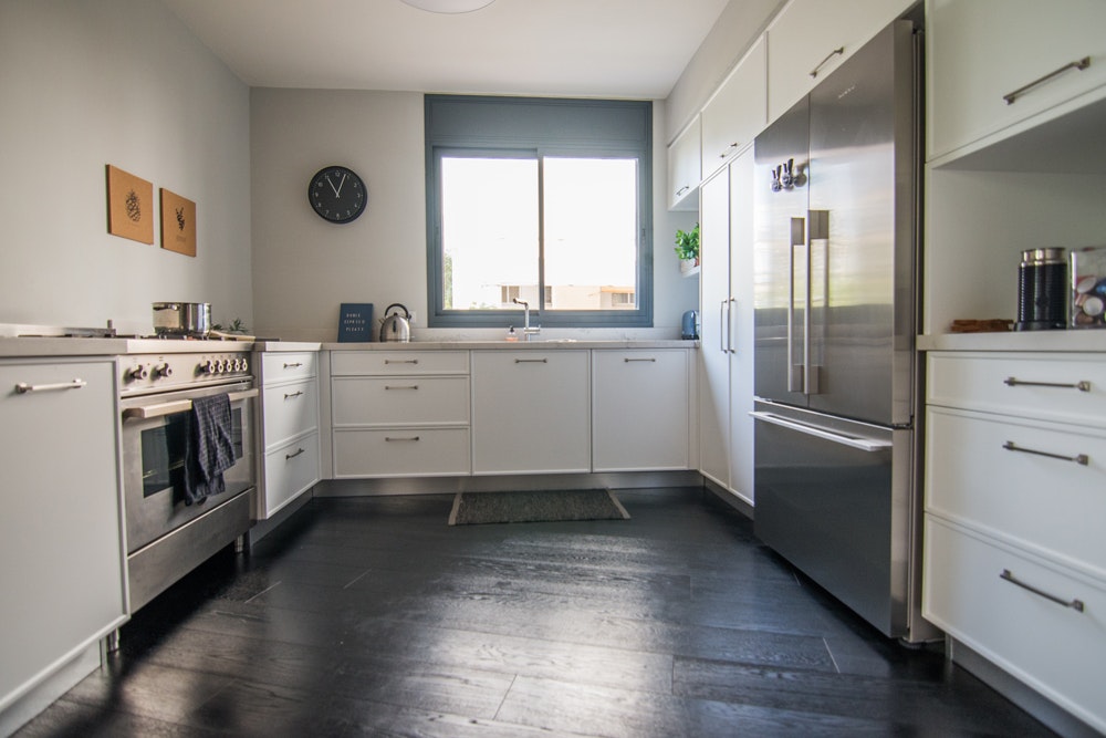 מטבח בקווים אירופאיים נקיים.