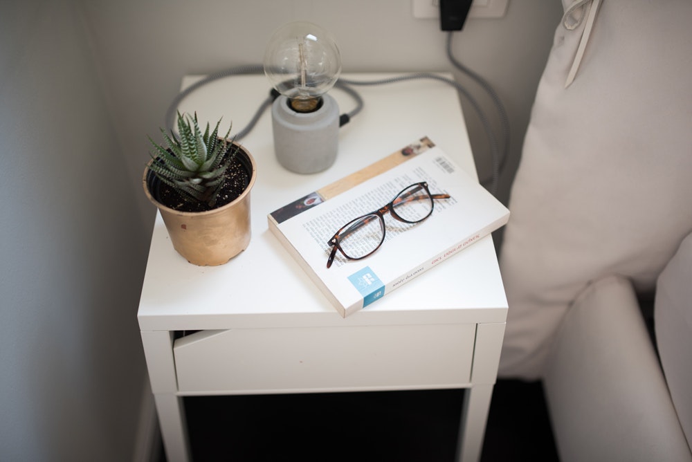 שידות לבנות שונות מאיקאה בחדר השינה.