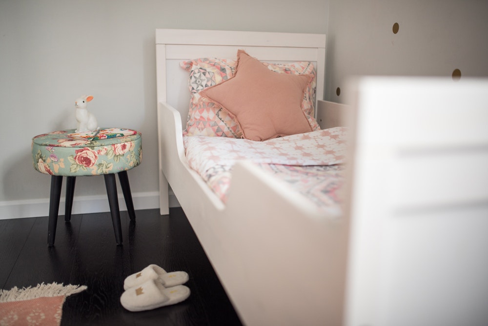 בחדר השינה של הילדה שרפרף שעבר מהדירה הישנה.