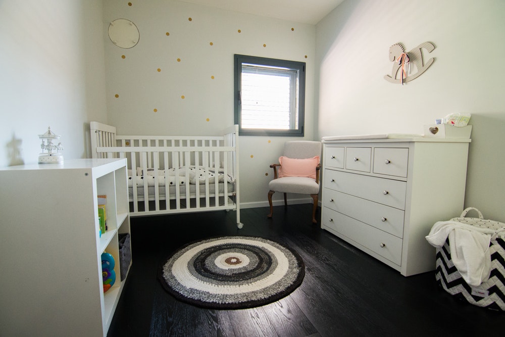 הקו העיצובי ממשיך בחדר התינוקת.
