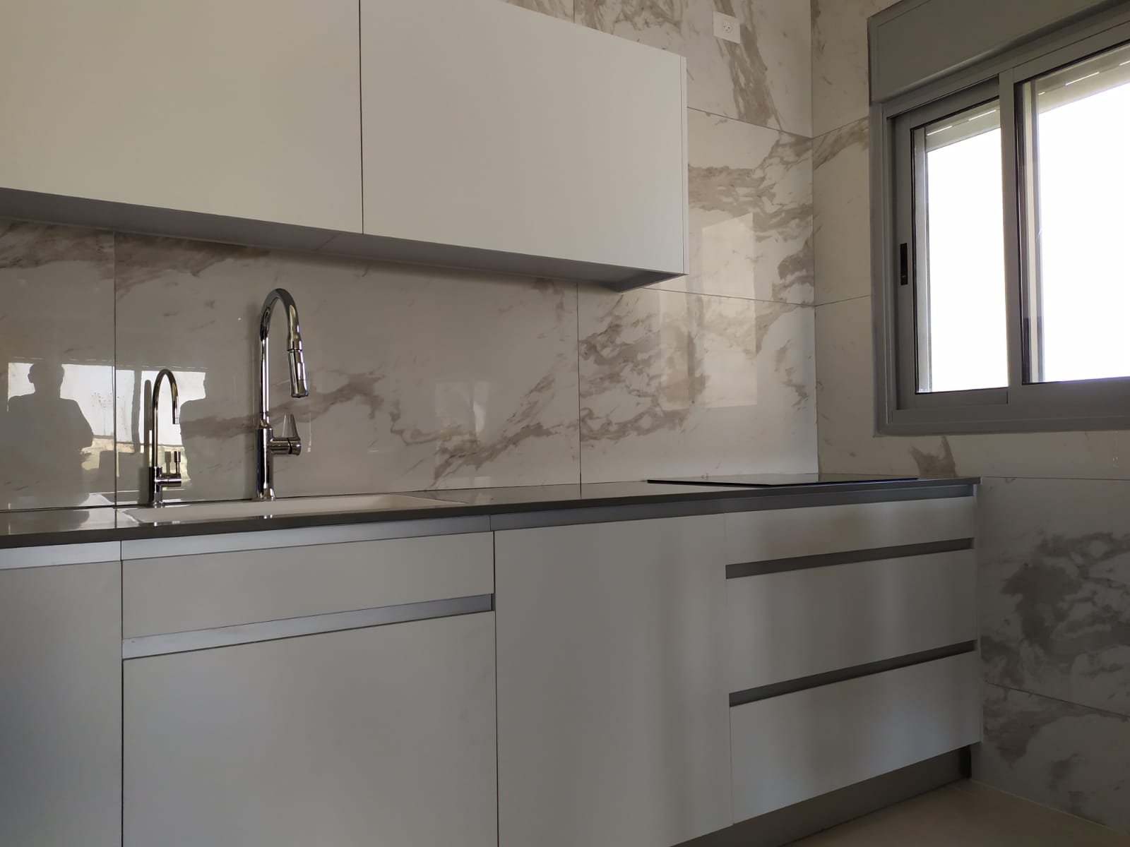 מטבח לבן עם בוצ'ר אלון מבוקע - אשקלון