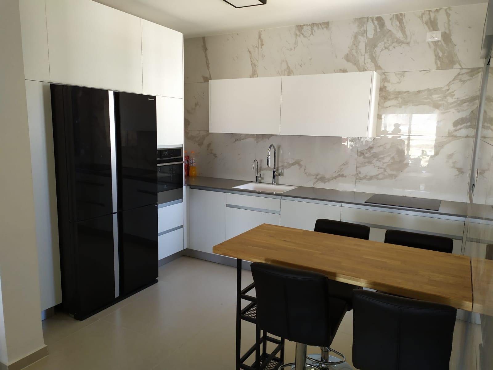 מטבח לבן עם בוצ'ר אלון מבוקע - אשקלון