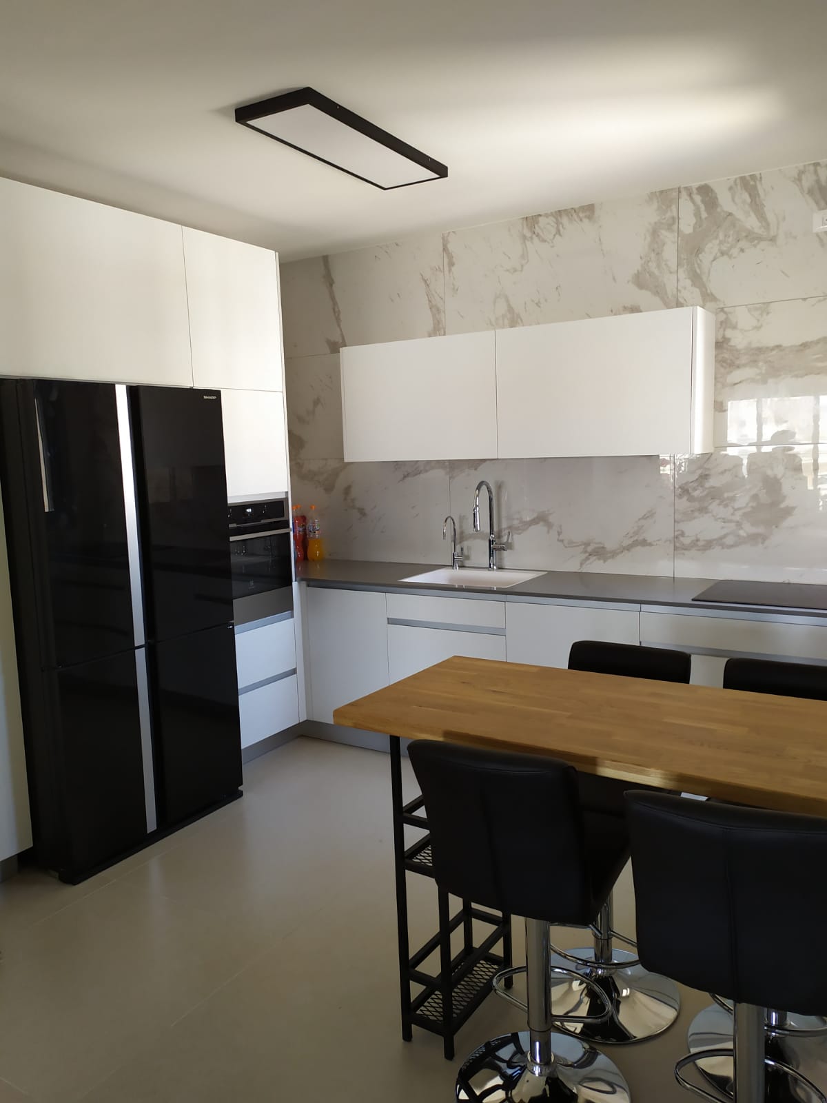 מטבח לבן עם בוצ'ר אלון מבוקע - אשקלון