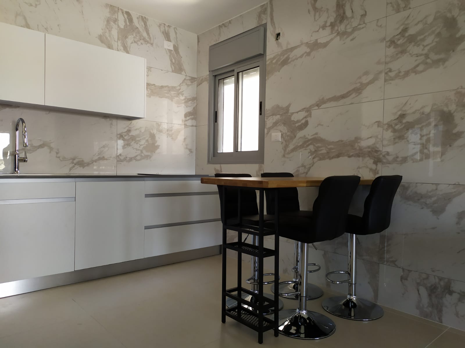 מטבח לבן עם בוצ'ר אלון מבוקע - אשקלון