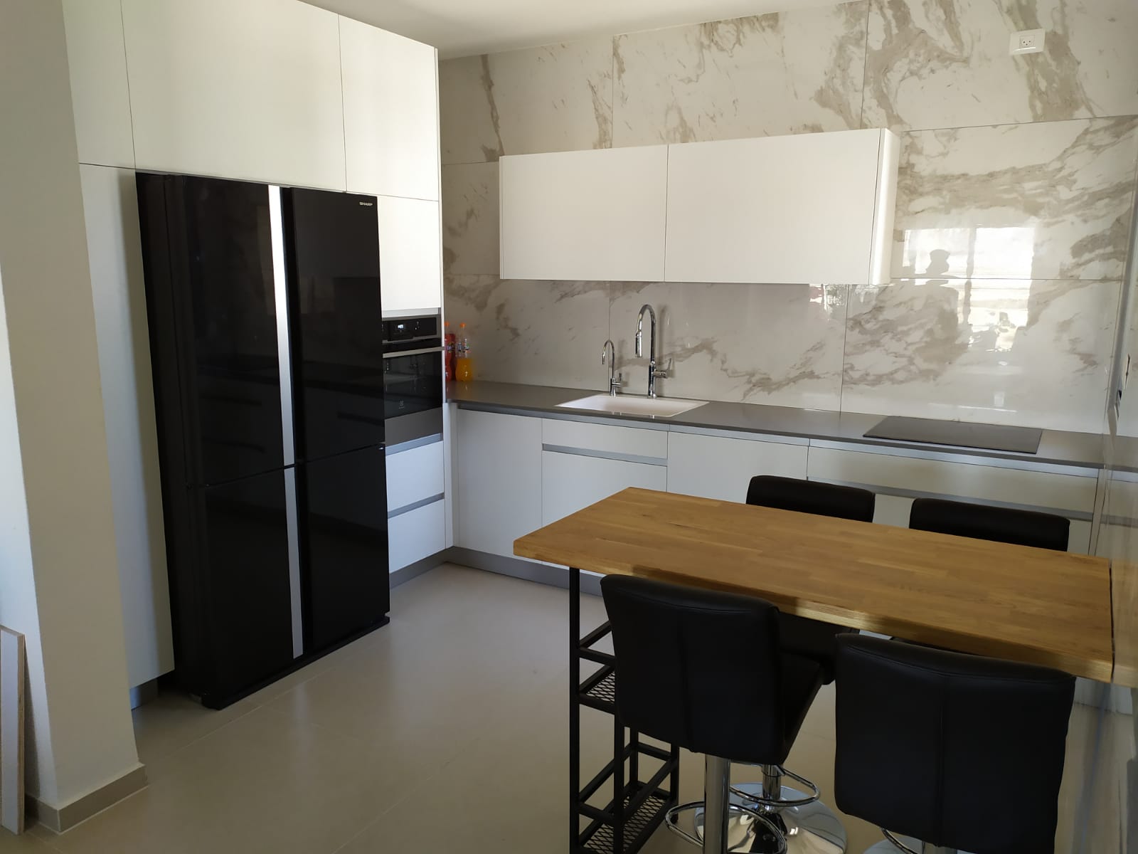 מטבח לבן עם בוצ'ר אלון מבוקע - אשקלון