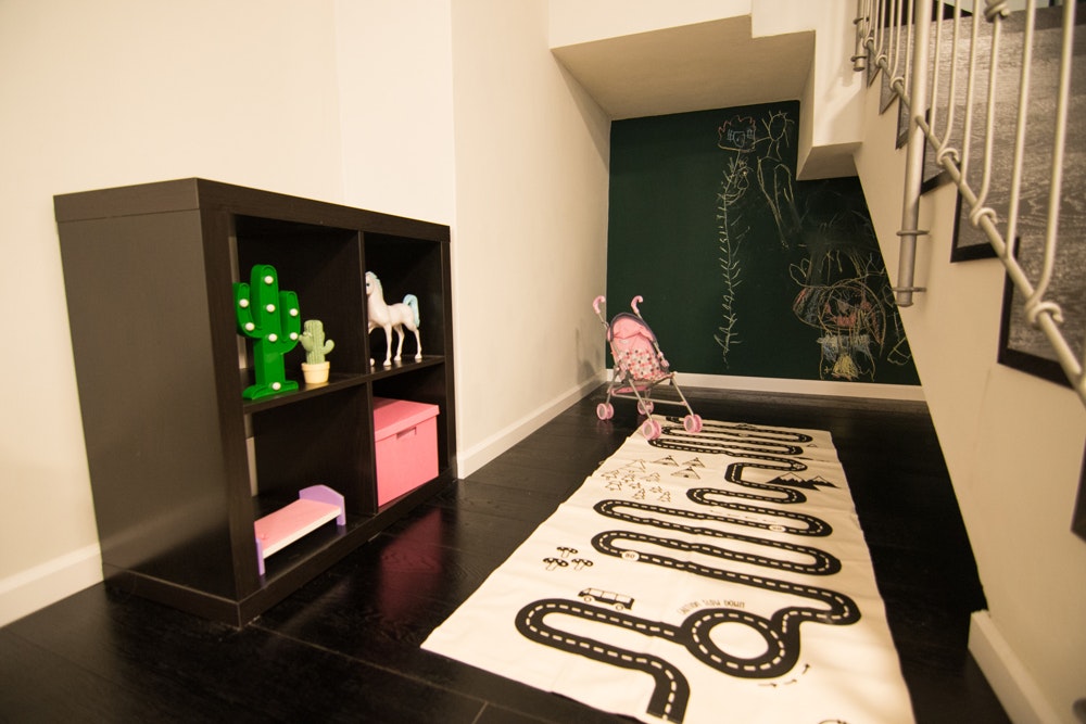 אזור המשחקים הוגדר מתחת למדרגות.