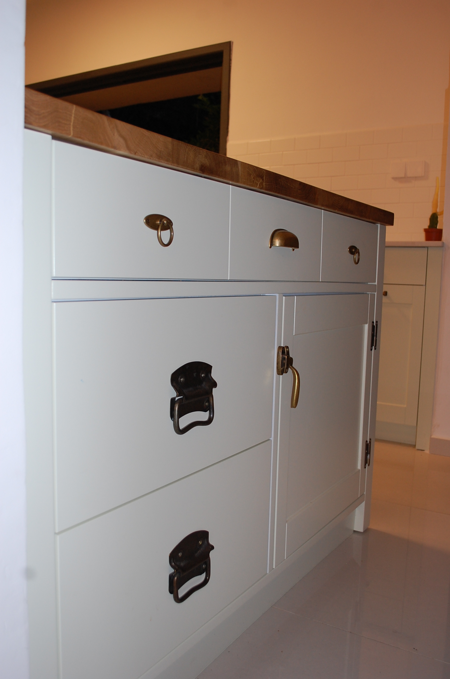 מטבח כפרי ירוק בהיר