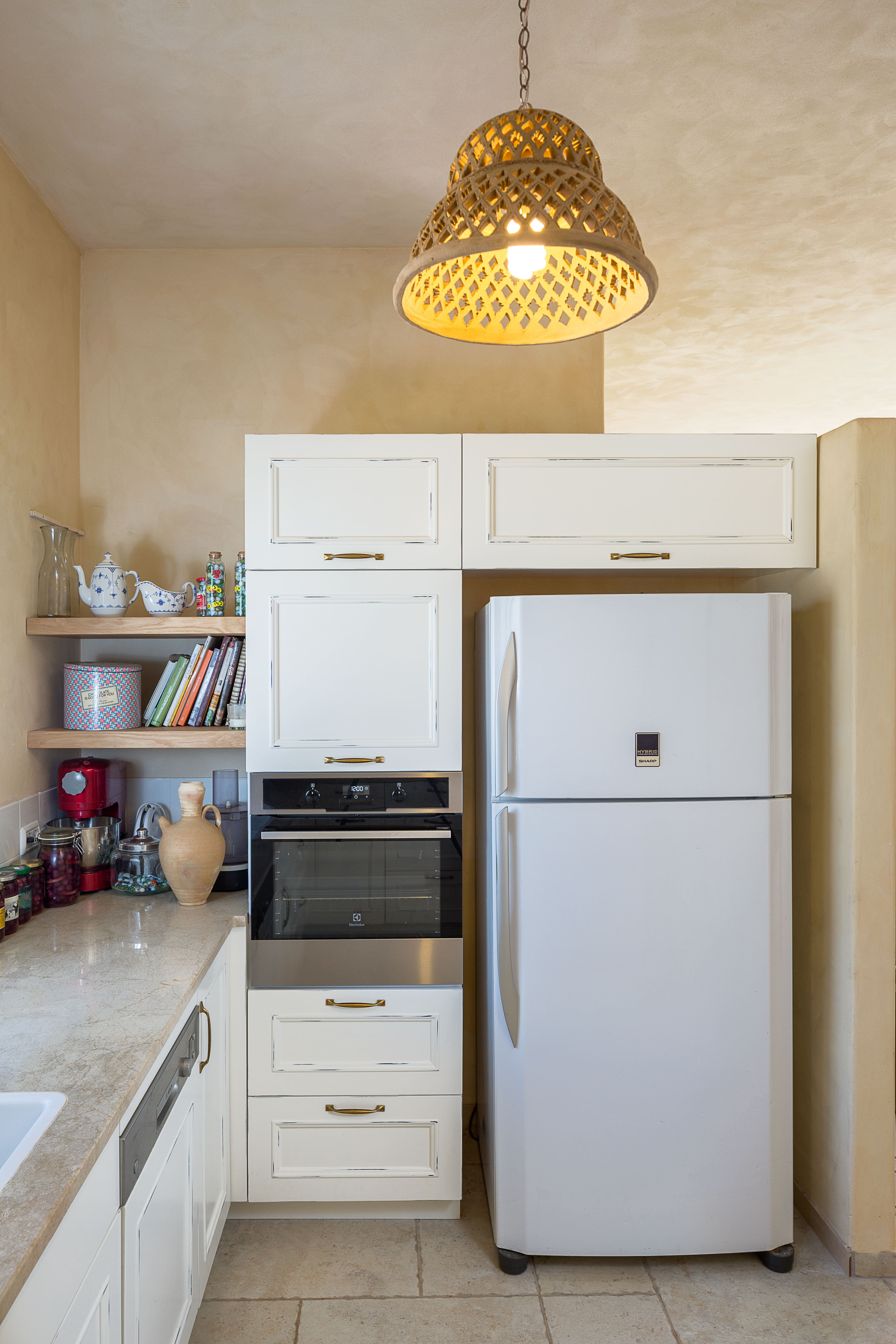 מטבח כפרי בצבע שמנת יישוב קהילתי כמון