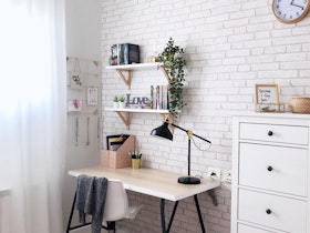 טפט על הקיר של לבנים עם שולחן כתיבה קטן