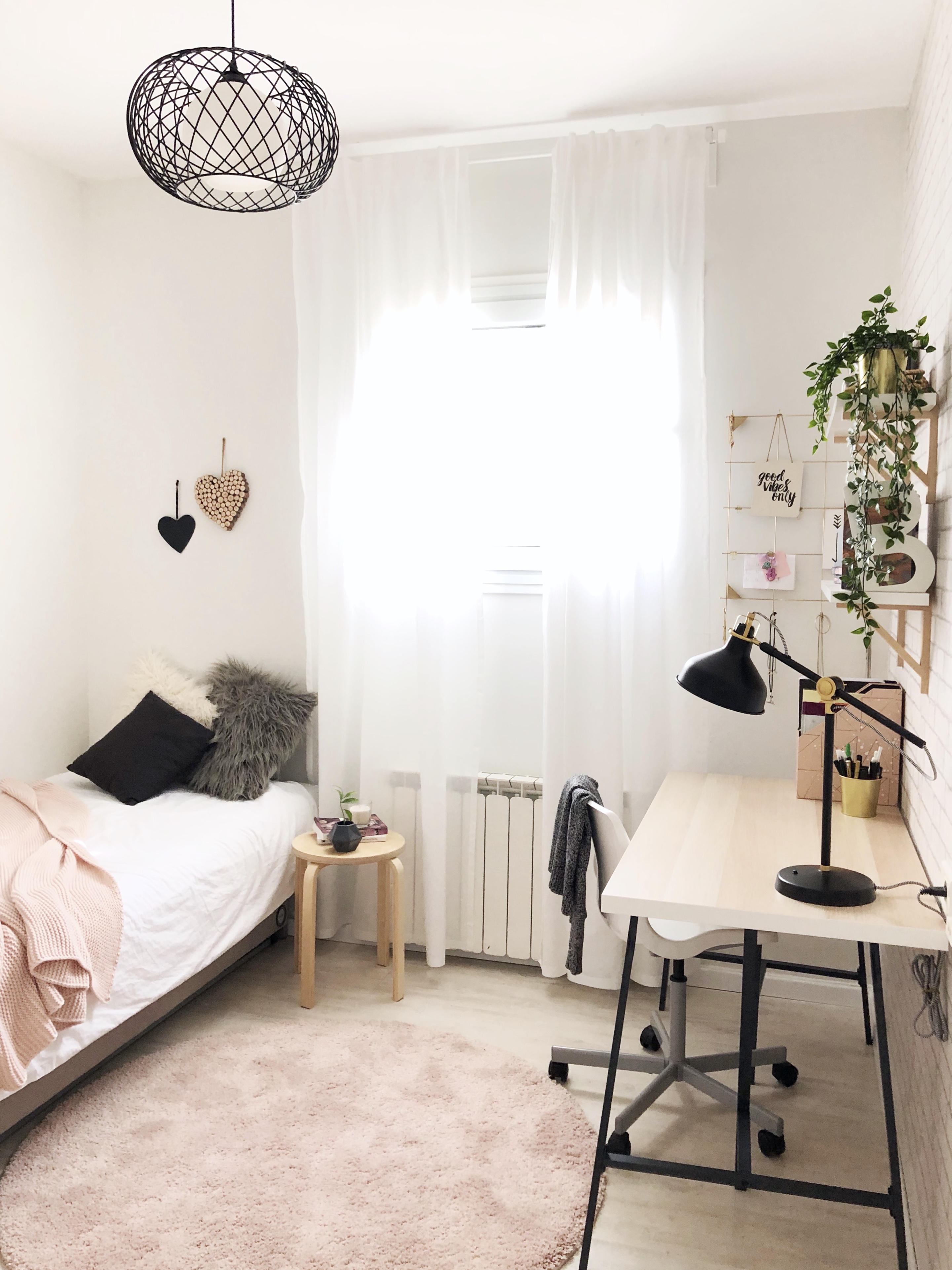 הלבשת חדר שינה לנערה