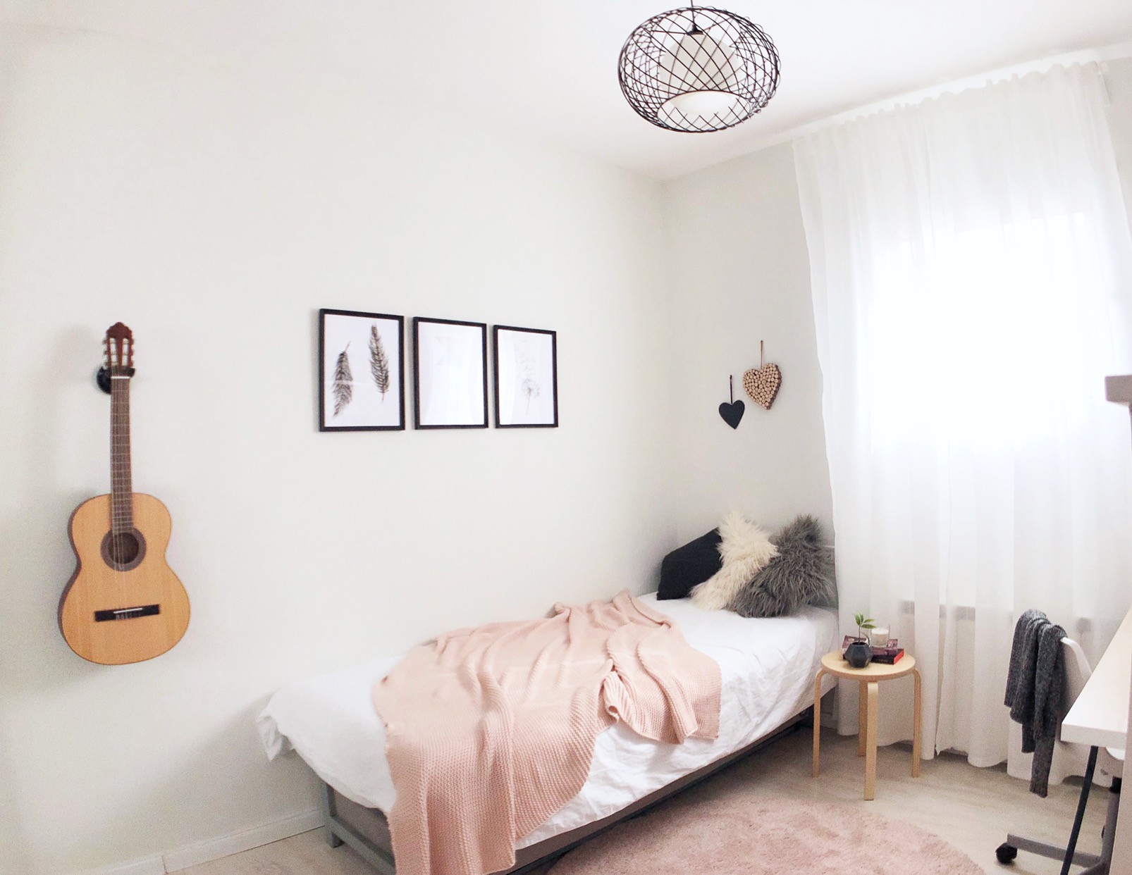 הלבשת חדר שינה לנערה