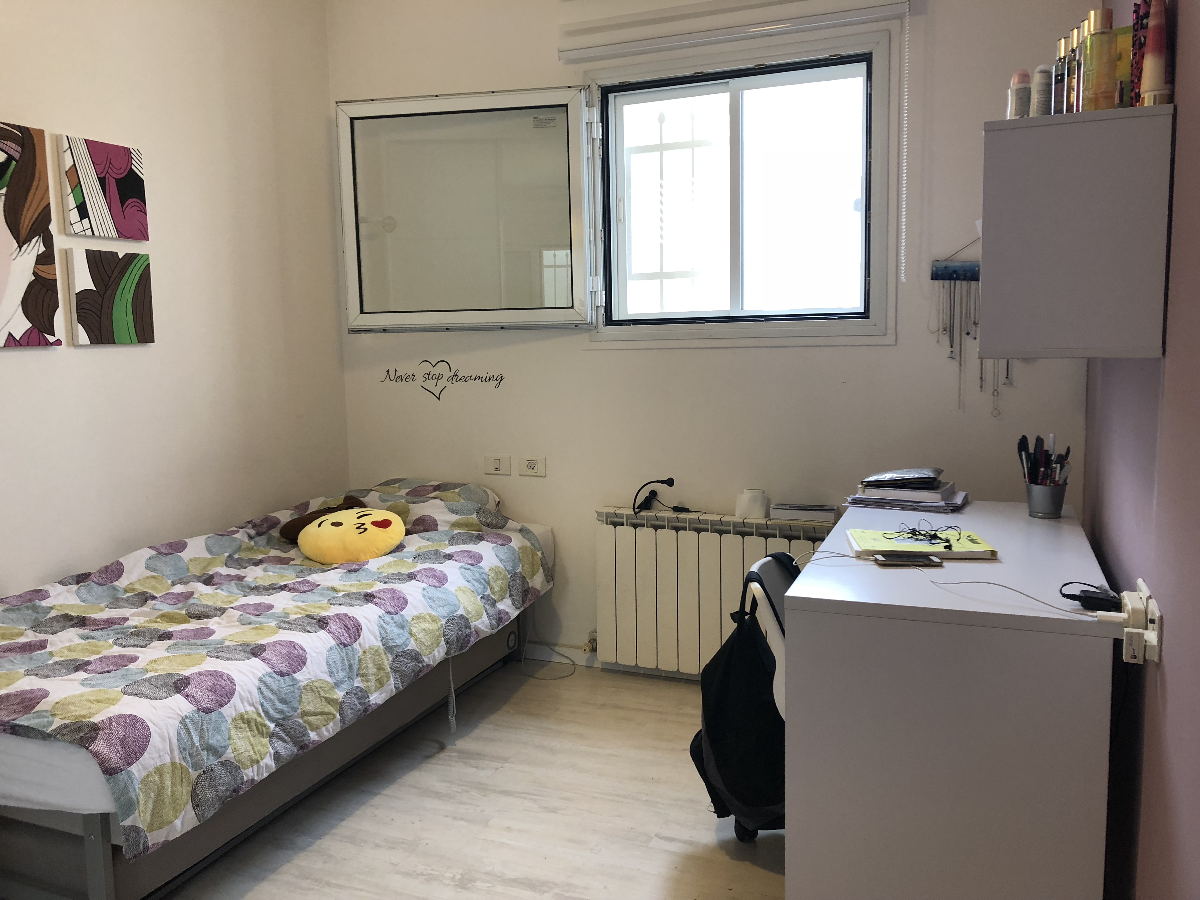 הלבשת חדר שינה לנערה