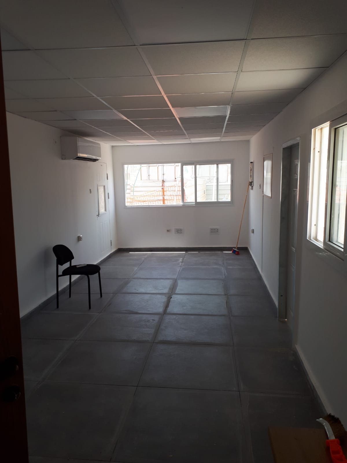 שיפוץ מכולה - משרד קבלן