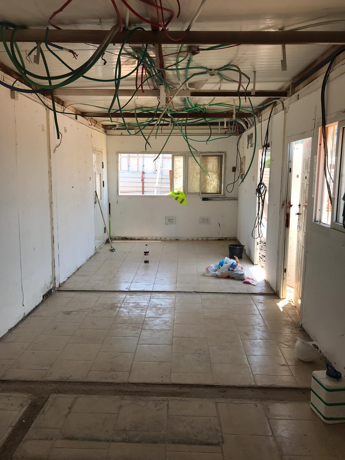 שיפוץ מכולה - משרד קבלן