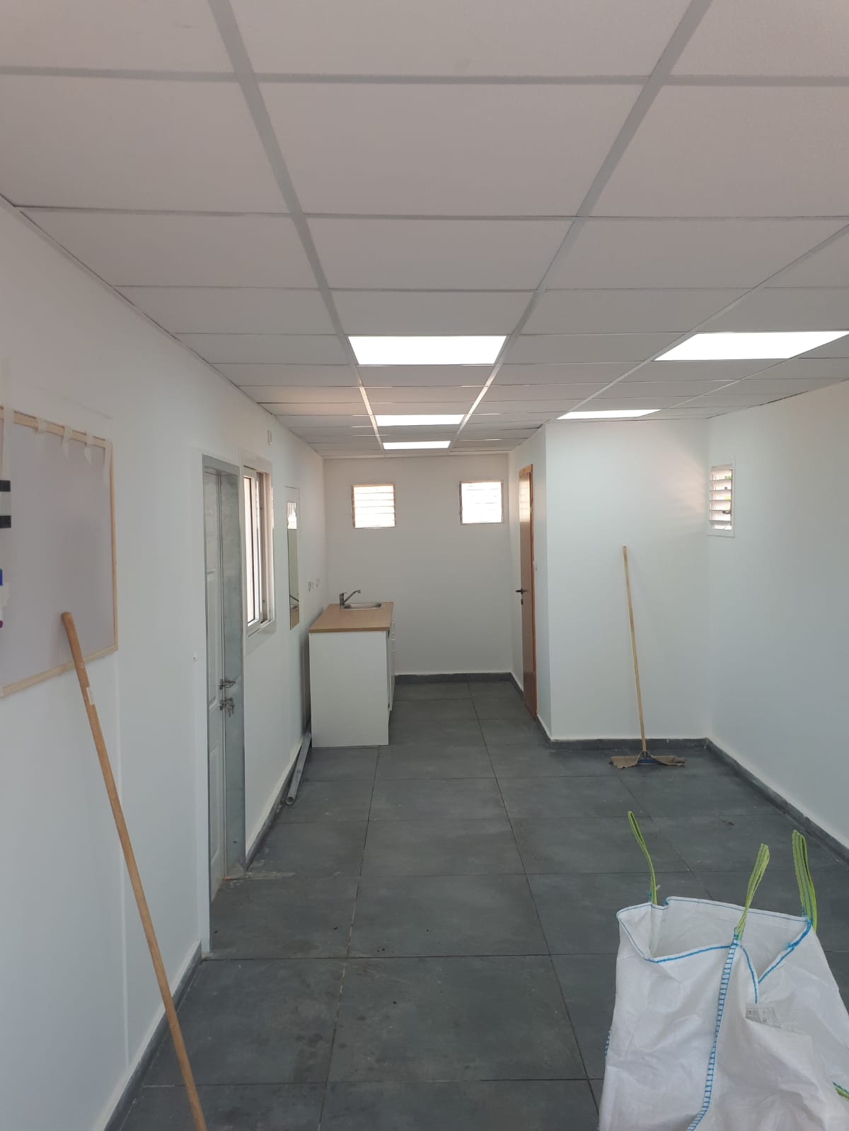 שיפוץ מכולה - משרד קבלן