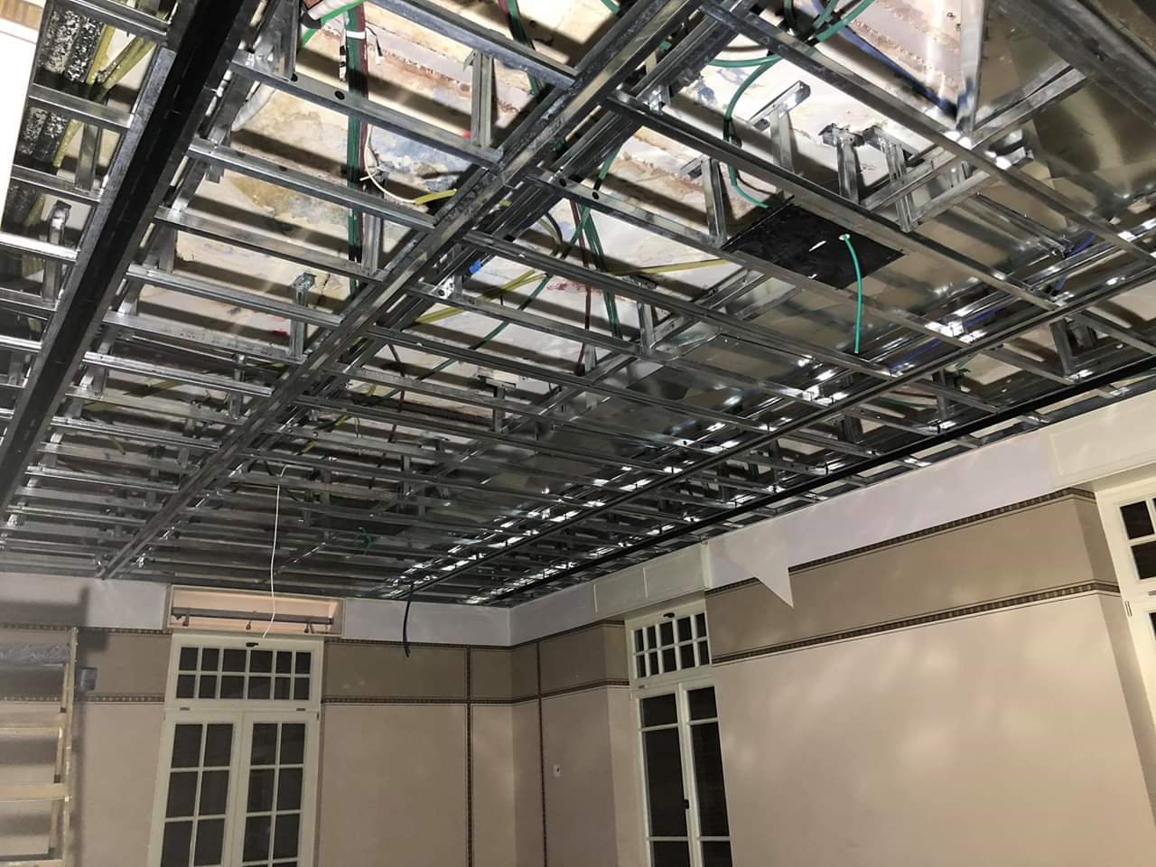 תקרות מונמכות עם אלמטים אדריכלים בוילת שימור מהמנדט הבריטי