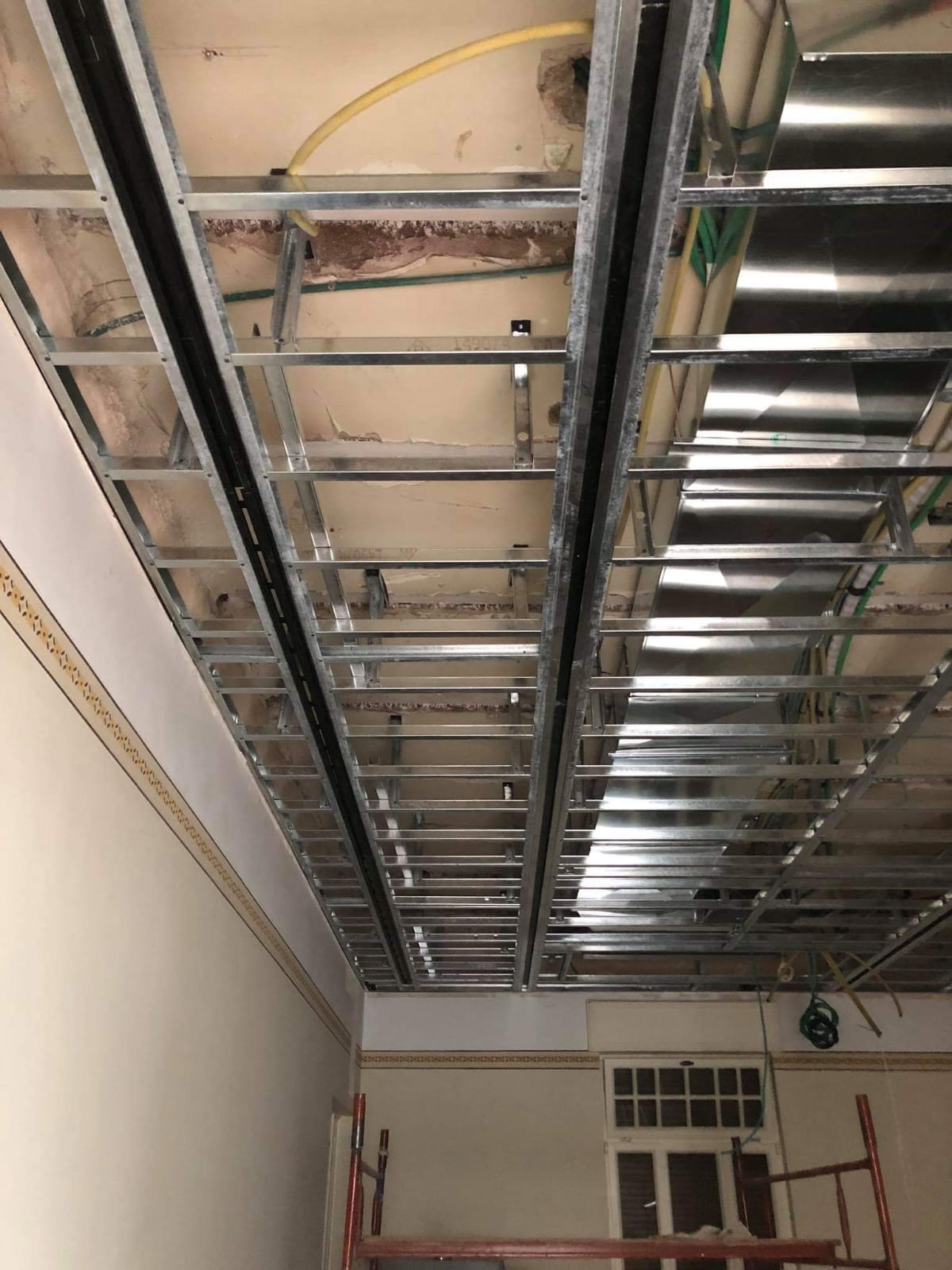 תקרות מונמכות עם אלמטים אדריכלים בוילת שימור מהמנדט הבריטי