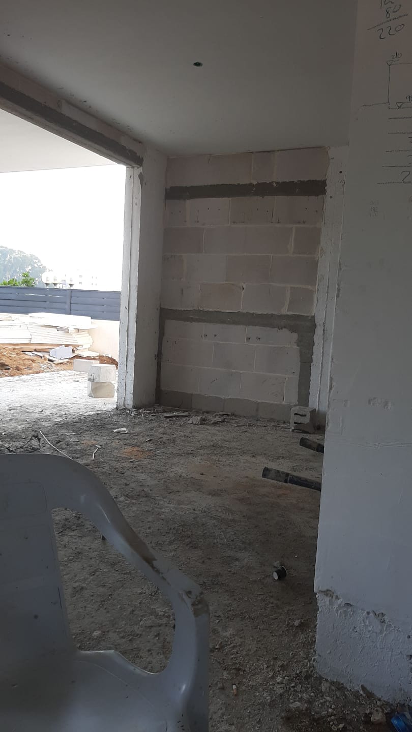 בניית קירות בבטון