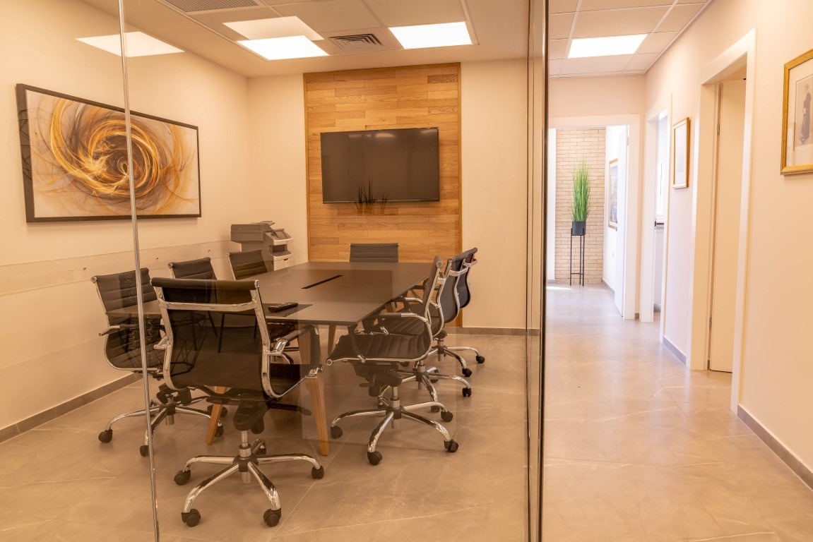 שיפוצים כלליים למרפאות, מסעדות משרדים וחנויות בגדים.