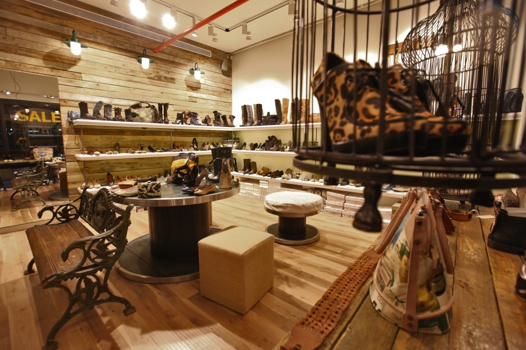 שיפוצים כלליים למרפאות, מסעדות משרדים וחנויות בגדים.