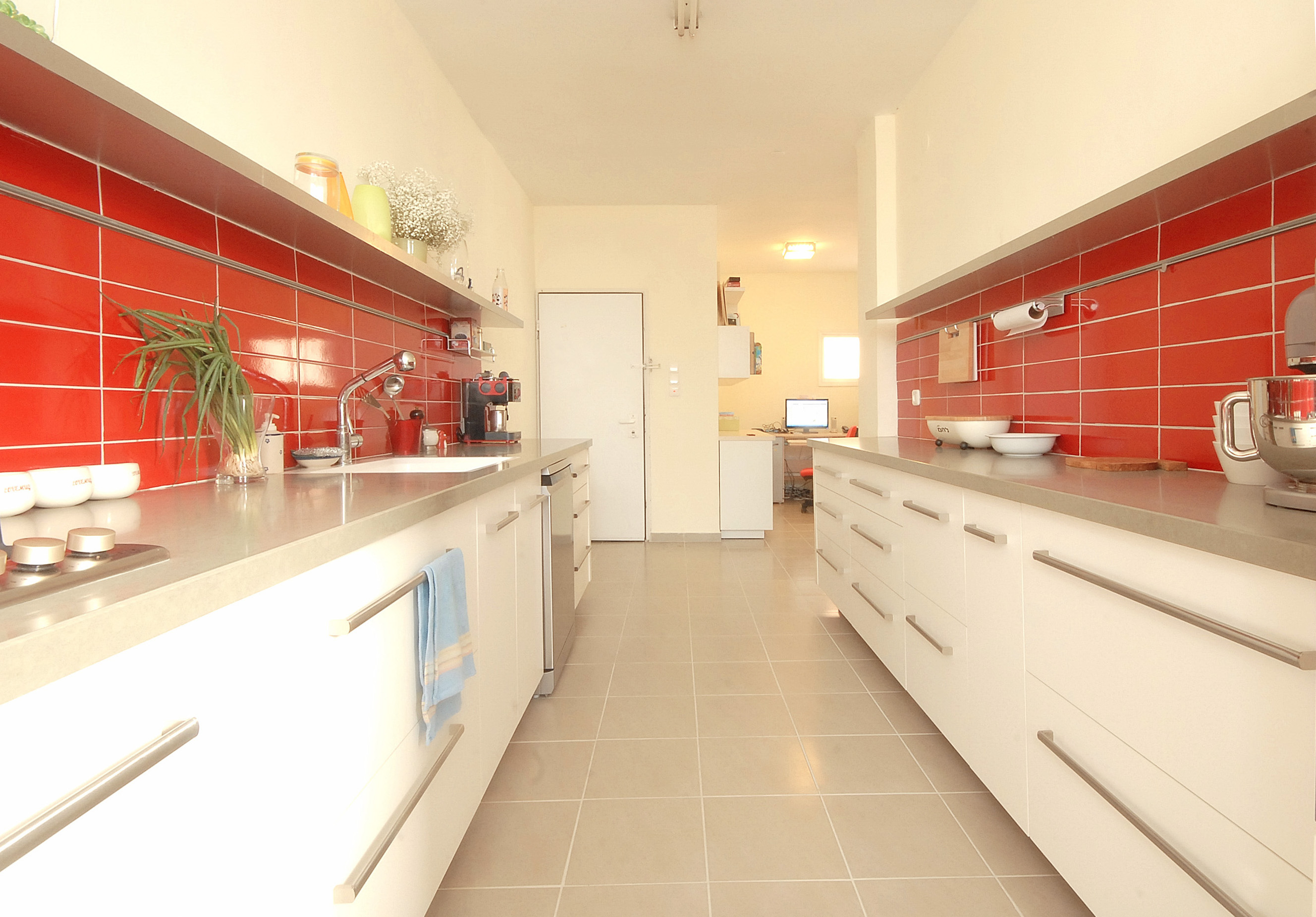 תכנון שיפוץ ועיצוב פנים לדירה בגודל כ 80 מ”ר במרכז חדרה. עבור משפחת נוטמן,