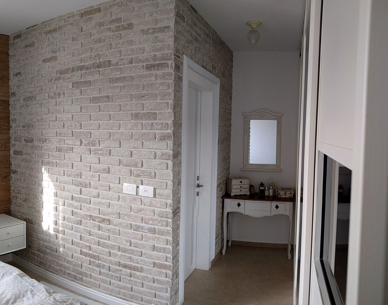 חיפויי קיר שונים בבתי מגורים