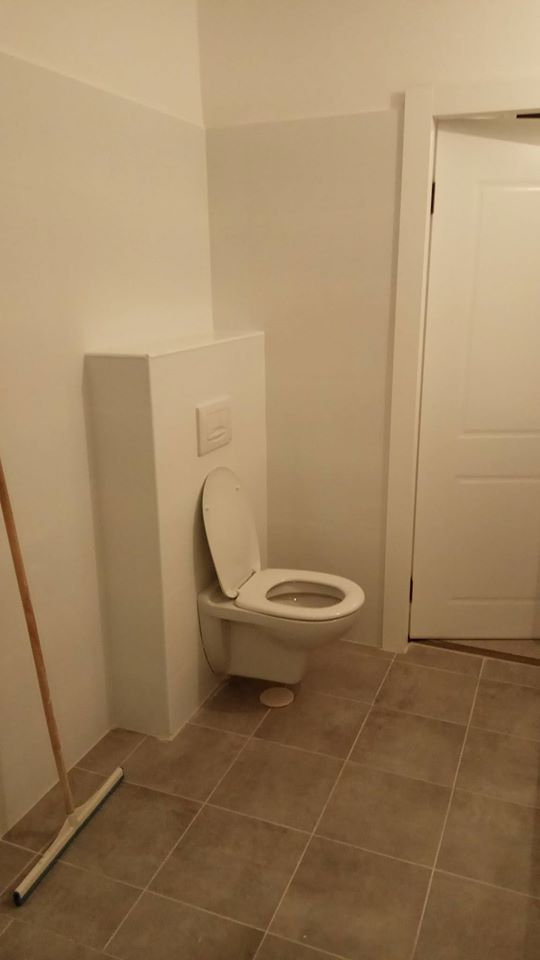 ניאגרות סמויות - אסלות תלויות.