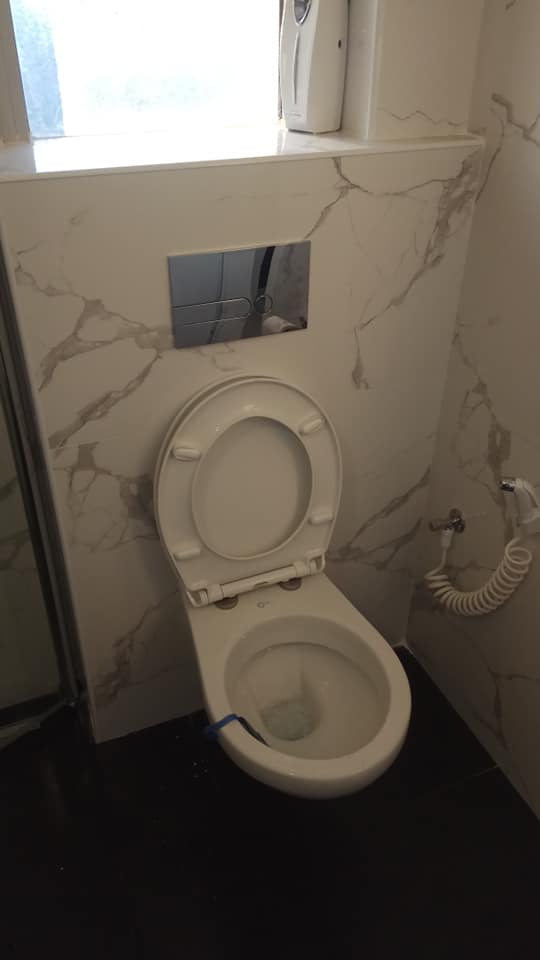 ניאגרות סמויות - אסלות תלויות.