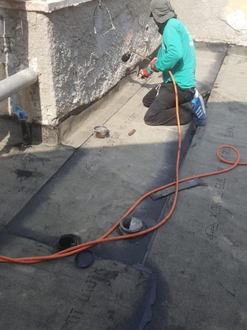 איטום מרפסות