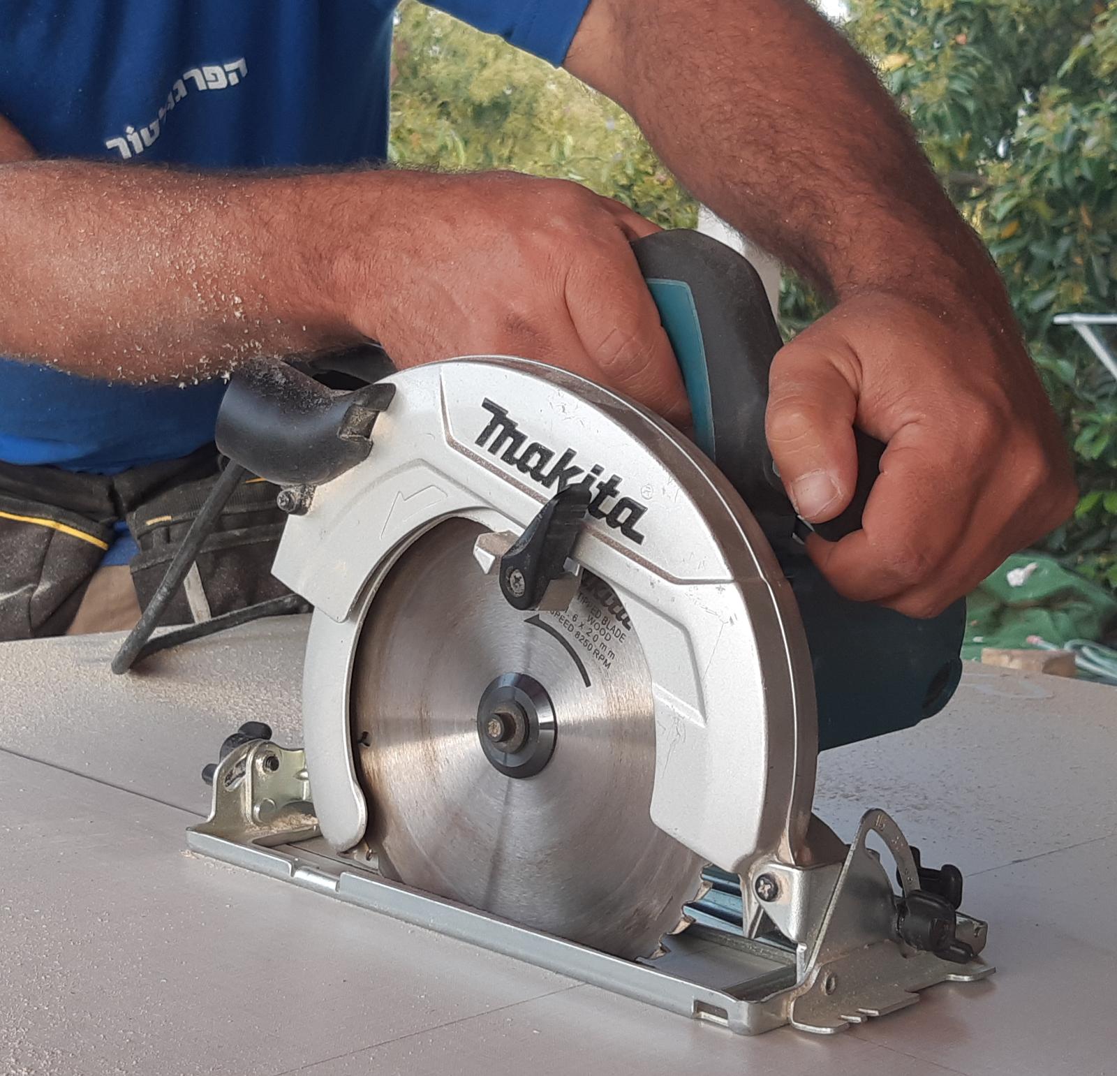 בנייה והתקנה של דקים