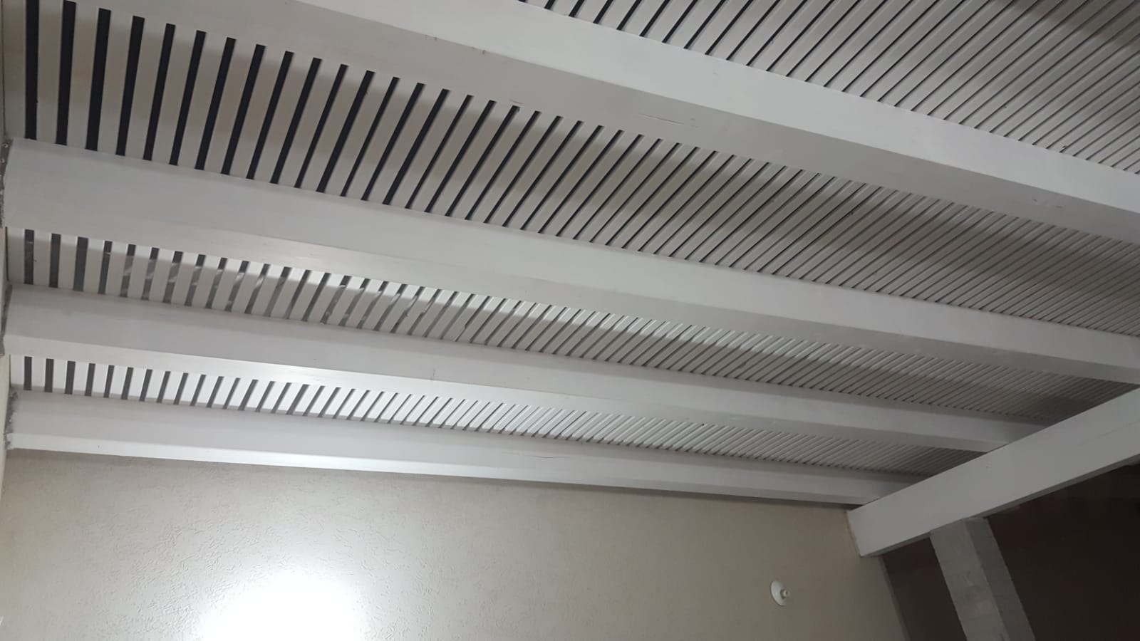 עבודת עץ במושב רתמים