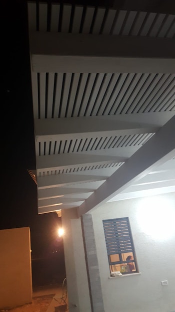 עבודת עץ במושב רתמים