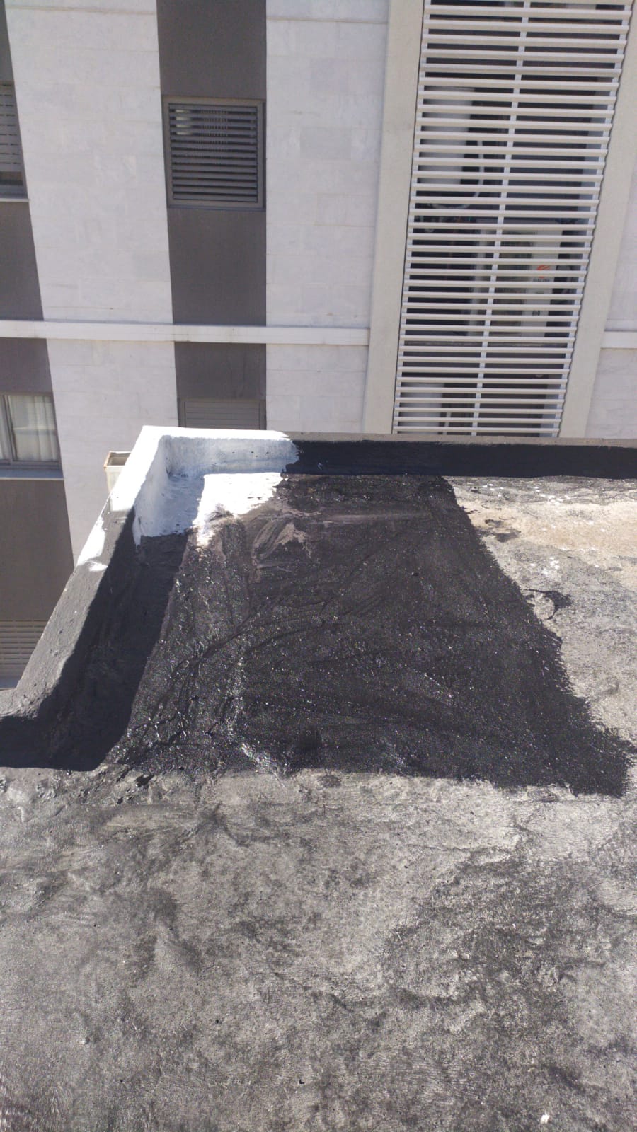 עבודת איטום בגג