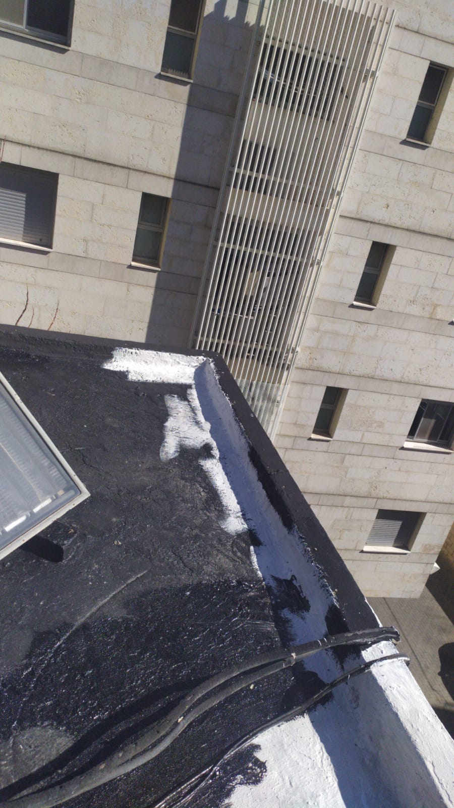 עבודת איטום בגג